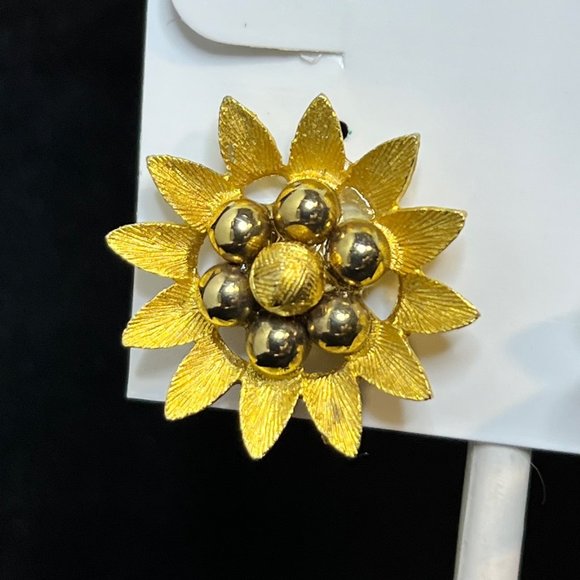 Vintage Kramer Gold Tone Flower Clip On Earrings (3763) - Picture 3 of 8